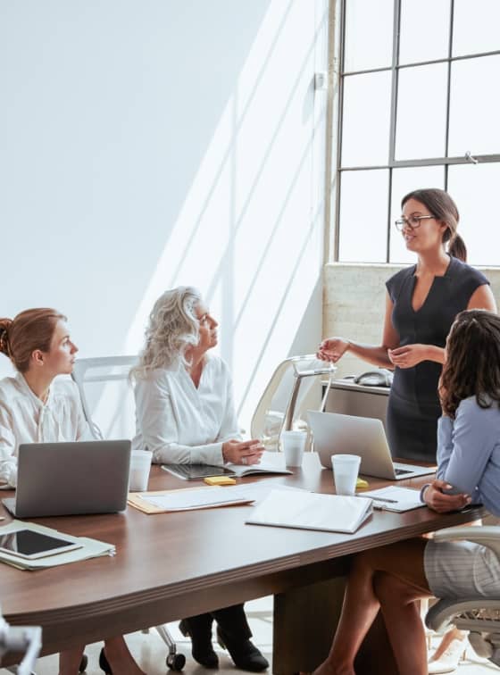 quatre personnes en rendez-vous professionnel